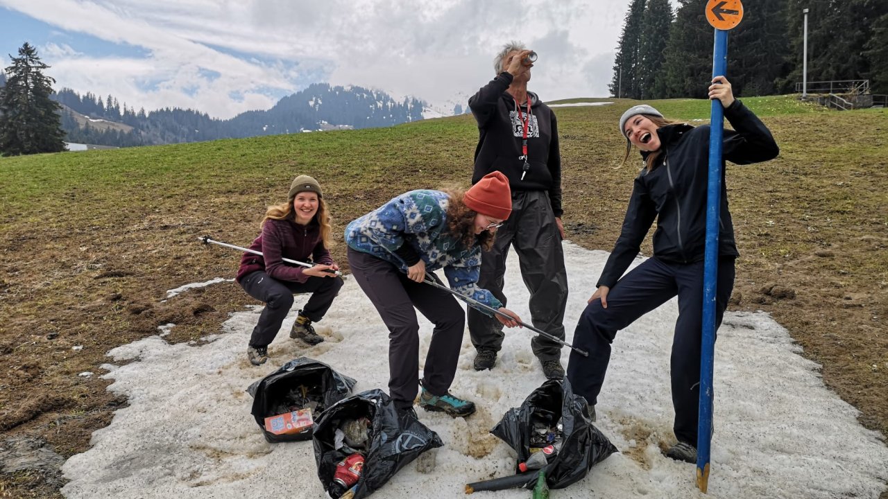 Ein Teil der Mitglieder der Klimagruppe Simme - Saane sammelt Müll des letzten Ski-Winters auf dem Rinderberg in Zweisimmen ein.