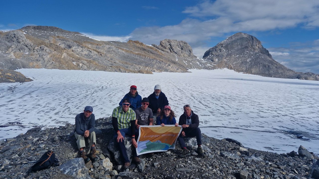 Ein Teil der Mitglieder der Klimagruppe Simme - Saane mit einer Flagge der Gletscherinitiative auf dem Gletscher Plaine Morte.