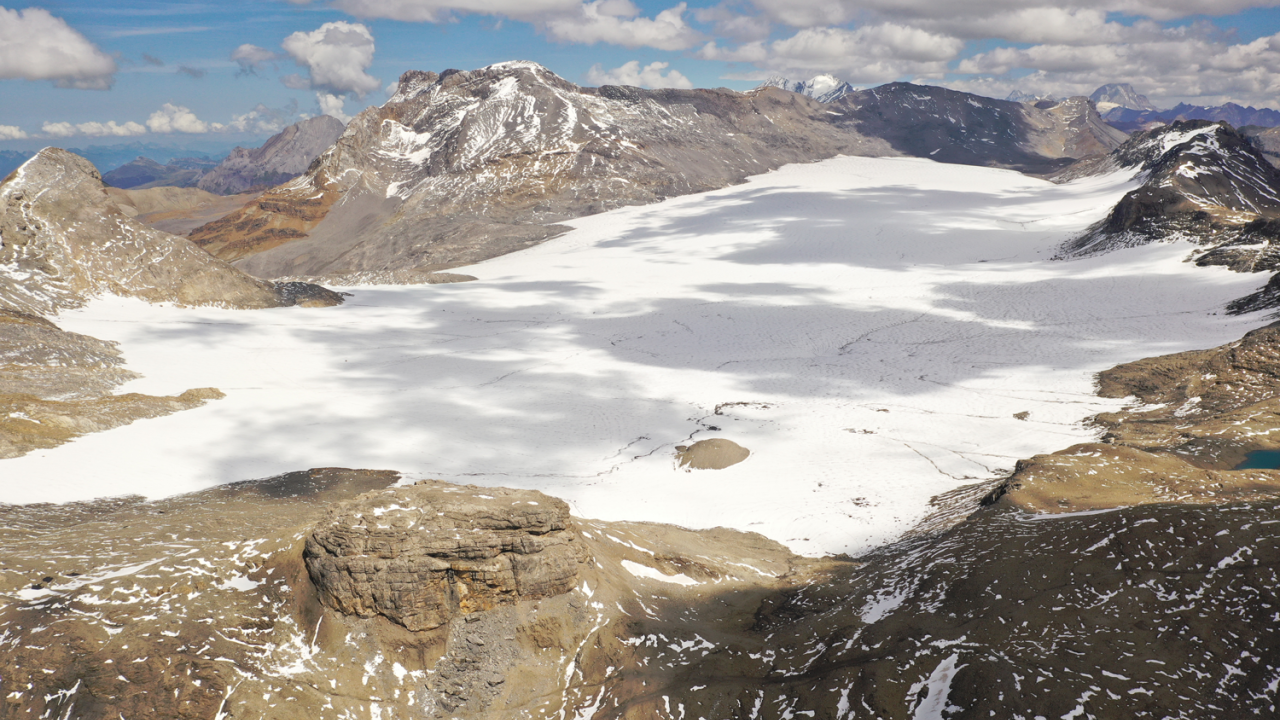 Glacier de la Plaine Morte von oben gesehen im Jahr 2023.